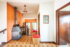 uma sala de estar com lareira e televisão em Villa Clementina em Barcelos