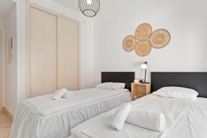 Posteľ alebo postele v izbe v ubytovaní Calahonda family apartment by Costarentals - Ref 205