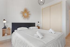 Posteľ alebo postele v izbe v ubytovaní Calahonda family apartment by Costarentals - Ref 205