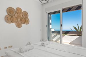 Posteľ alebo postele v izbe v ubytovaní Calahonda family apartment by Costarentals - Ref 205