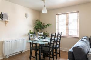 Χώρος καθιστικού στο Spacious 2BR Flat - 2 Free Parking Spaces - Near LGW Airport