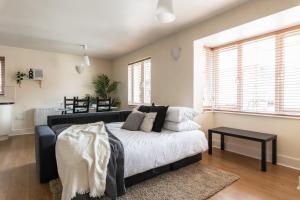 Ένα ή περισσότερα κρεβάτια σε δωμάτιο στο Spacious 2BR Flat - 2 Free Parking Spaces - Near LGW Airport +7 φωτογραφίες