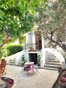 d'une terrasse avec une table, des chaises et des escaliers. dans l'établissement La Provinciale en Ville, à Montélimar