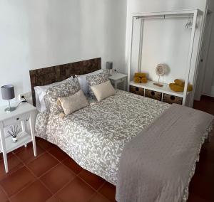 バレンシアにあるCool Central Marketのベッドルーム1室(ベッド1台、ナイトスタンド2台付)