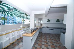 A kitchen or kitchenette at Hotel Royal Blooms