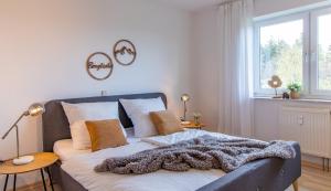 Postel nebo postele na pokoji v ubytování Apartment Bergwiese I Balkon I Aufzug I Stellplatz