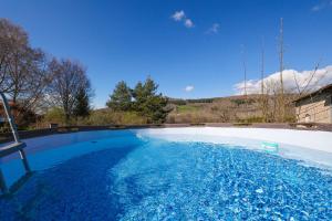 einen Pool mit blauem Wasser im Hof in der Unterkunft Villa de luxe, nichée dans les montagnes in Lavoine