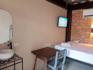 Habitación pequeña con lavabo, mesa y cama en Habitación Recién restaurada - POD A, en Cartagena de Indias