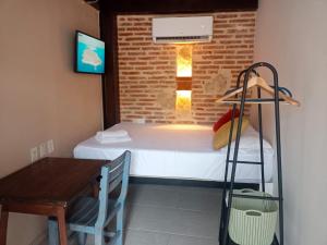 Habitación pequeña con cama y mesa en Habitación Recién restaurada - POD A, en Cartagena de Indias