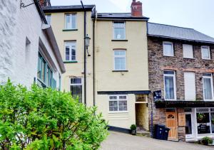 uma fila de casas numa rua em The Den em Lynmouth