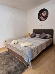 ein Schlafzimmer mit einem großen Bett in einem Zimmer in der Unterkunft Apartment Ana Lozica with terrace in Dubrovnik