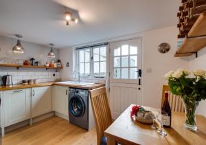A kitchen or kitchenette at Dolphin Cottage