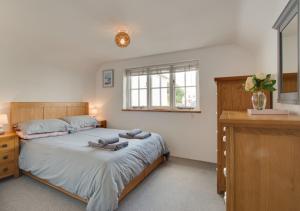 A bed or beds in a room at Dolphin Cottage