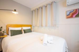 sypialnia z łóżkiem i dwoma ręcznikami na nim w obiekcie Hotel Donosti w mieście San Sebastián