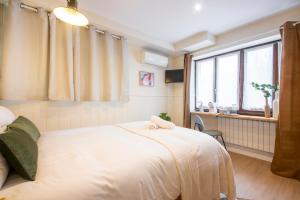 sypialnia z łóżkiem i oknem w obiekcie Hotel Donosti w mieście San Sebastián