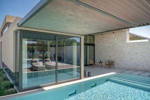 - Vistas al exterior de una casa con piscina en Pnoe Villas - Seafront Experience en Tavronitis