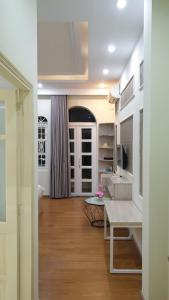 Una sala de estar con una mesa y una cocina. en Chez Lotus Rose, en Ho Chi Minh