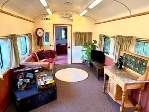 Carriageway Retreat - Unique Red Rattler Carriages and Units的休息区