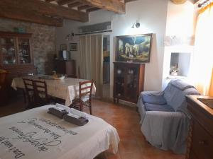 een woonkamer met een tafel met een bord erop bij Agriturismo Giomici Bio in Valfabbrica