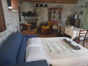 ValfabbricaにあるAgriturismo Giomici Bioのリビングルーム(ソファ、サイン付)