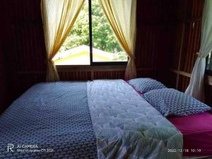 Een bed of bedden in een kamer bij Masaling Garden house