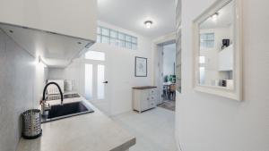 Kuchyňa alebo kuchynka v ubytovaní Apartamenty Sun & Snow Traugutta Plaża