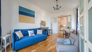 salon z niebieską kanapą i stołem w obiekcie Apartamenty Sun & Snow Traugutta Plaża w mieście Sopot