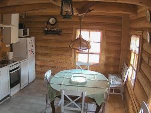 - une cuisine avec une table et des chaises dans une cabine dans l'établissement Tarnasówka w Szczyrku, à Szczyrk