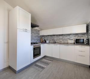 A kitchen or kitchenette at Domus Deiana