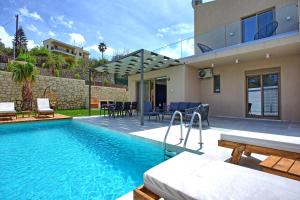 Swimmingpoolen hos eller tæt på Villa Silentium Ionia by PosarelliVillas