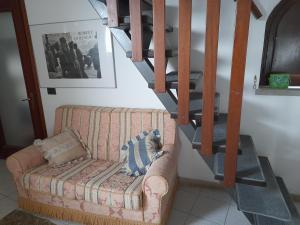 sala de estar con silla y escalera en Agriturismo Giomici Bio, en Valfabbrica