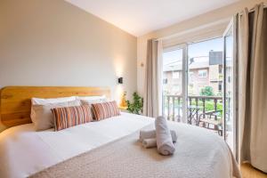 sypialnia z dużym łóżkiem i dużym oknem w obiekcie Hotel Donosti w mieście San Sebastián