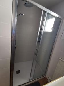 eine Dusche mit Glastür im Bad in der Unterkunft Magnifique Appartement Esprit Art Déco in Romans-sur-Isère