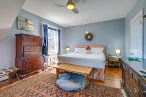 Легло или легла в стая в Historic Casco Bay Home on Great Diamond Island
