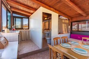 Una cocina y un comedor en una casa pequeña en Appartamento Il Belvedere - MyHo Casa, en Vieste