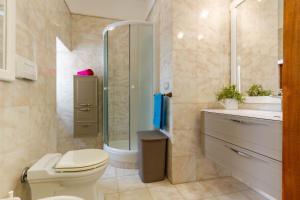 Un baño con inodoro, ducha y lavabo. en Appartamento Il Belvedere - MyHo Casa, en Vieste