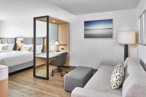 Habitación de hotel con cama y escritorio en SpringHill Suites by Marriott Jacksonville Beach Oceanfront en Jacksonville Beach