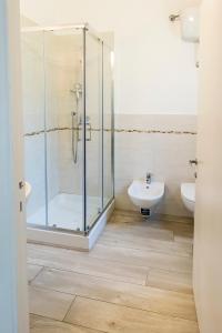 a bathroom with a glass shower and a sink at N151 - Numana, delizioso bilocale con portico in Numana