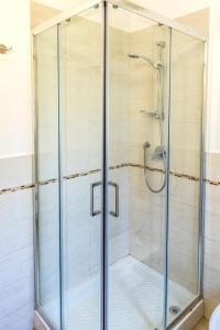 una doccia con cabina in vetro in bagno di N151 - Numana, delizioso bilocale con portico a Numana