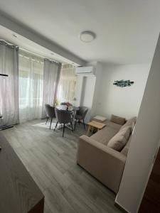 salon z kanapą i stołem w obiekcie Blue Ocean Apartment w mieście Torremolinos