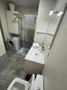 łazienka z umywalką i pralką w obiekcie Blue Ocean Apartment w mieście Torremolinos