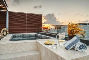 Bassenget på eller i nærheten av Luxury 2BR Penthouse Tulum Private Pool Cenote