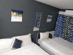Un pat sau paturi într-o cameră la Silver Cloud Hotel Sholinganallur