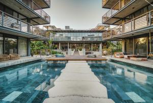 Bassenget på eller i nærheten av Luxury 2BR Penthouse Tulum Private Pool Cenote