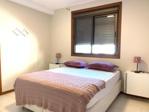 Una cama o camas en una habitación de 2 quartos em Capão da Canoa