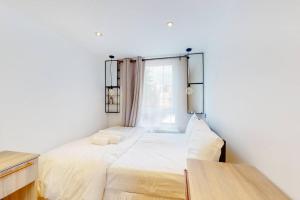 倫敦的住宿－Stunning 3 bedroom maisonette in Shepherd's Bush，一间卧室设有一张大床和窗户