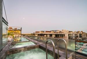 Bassenget på eller i nærheten av Luxury 2BR Penthouse Tulum Private Pool Cenote