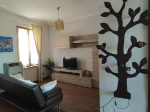 una sala de estar con un árbol negro en la pared en Dai Biancot, en Camagna Monferrato