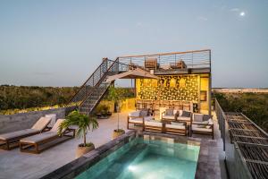 Bassenget på eller i nærheten av Luxury 2BR Penthouse Tulum Private Pool Cenote