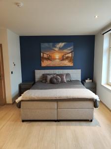 布魯日的住宿－Veroli，一间卧室配有一张壁画床